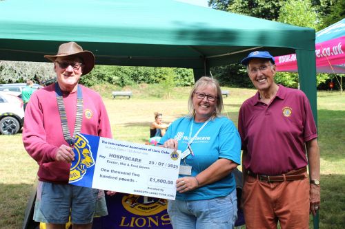 Lions Duck Derby 20.07.25 - President Richard presenting Toni Hiscocks with 'big cheque' - KRIMG 2508